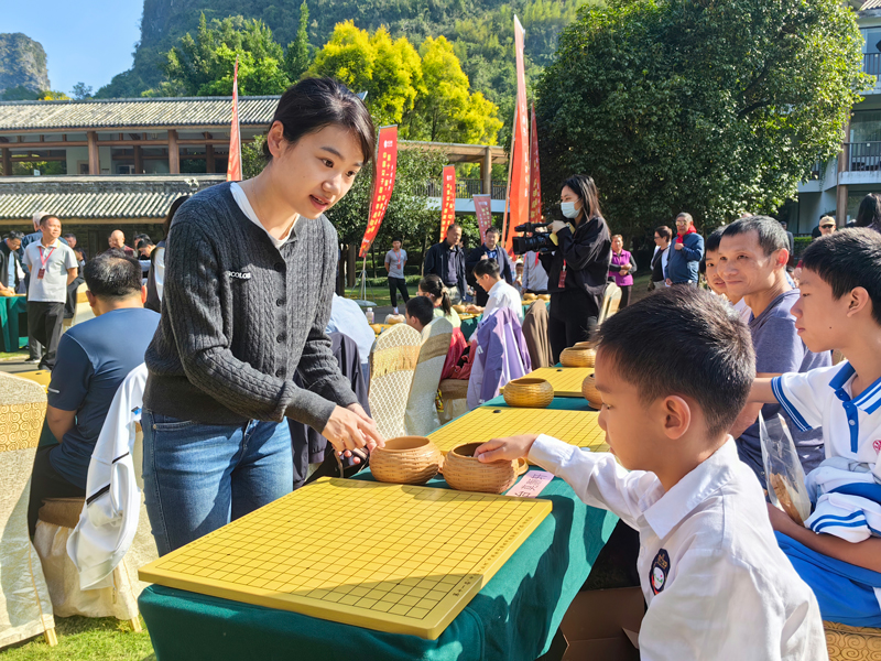 於之瑩在下指導棋。